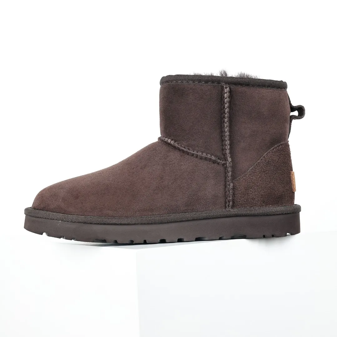 Pick up locally 💰520, core recommendation, good price, UGG Classic Mini mid-tube series, Xiaohongshu hot model, Henan Longfeng leather production, sheepskin and wool integration, top quality in the market, 2-3 cm cashmere insole, keeping warm in winter, suitable for home use. In the new year, uug launched a style series, which is partially biased towards the preferences of young consumers, and has also been at the forefront of fashion trends. Shoe body material, water-repellent coated suede upper 17mm UGGPURE™ implanted wool insole Lightweight non-slip comfortable rubber outsole With brand LOGO Trademark Comes with full packaging Size: 35 36 37 38 39 40